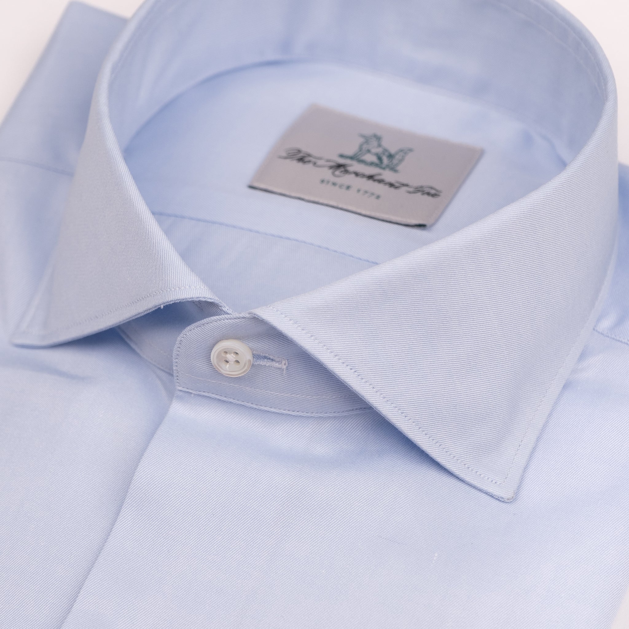 The Niven Fox Classic Light Blue Twill Shirt spread collar detail